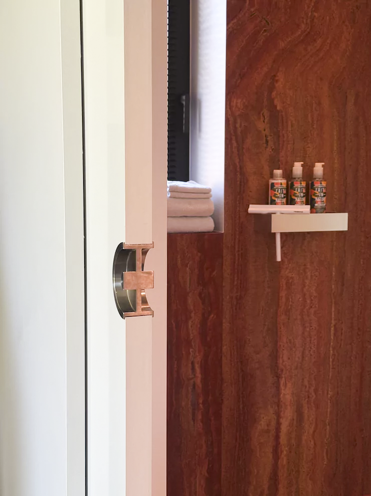 Binnendeuren_Waar gastvrijheid en privacy elkaar ontmoeten 5 Binnendeuren_Badkamer klantenverhaal Katie.png