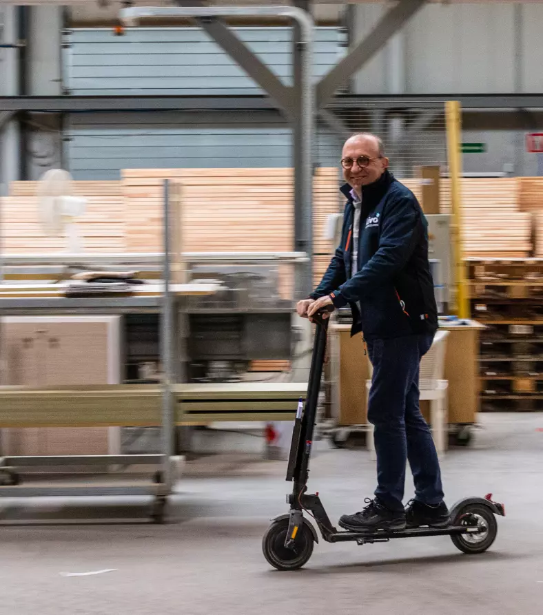 Eddy van Livo in het magazijn met binnendeuren