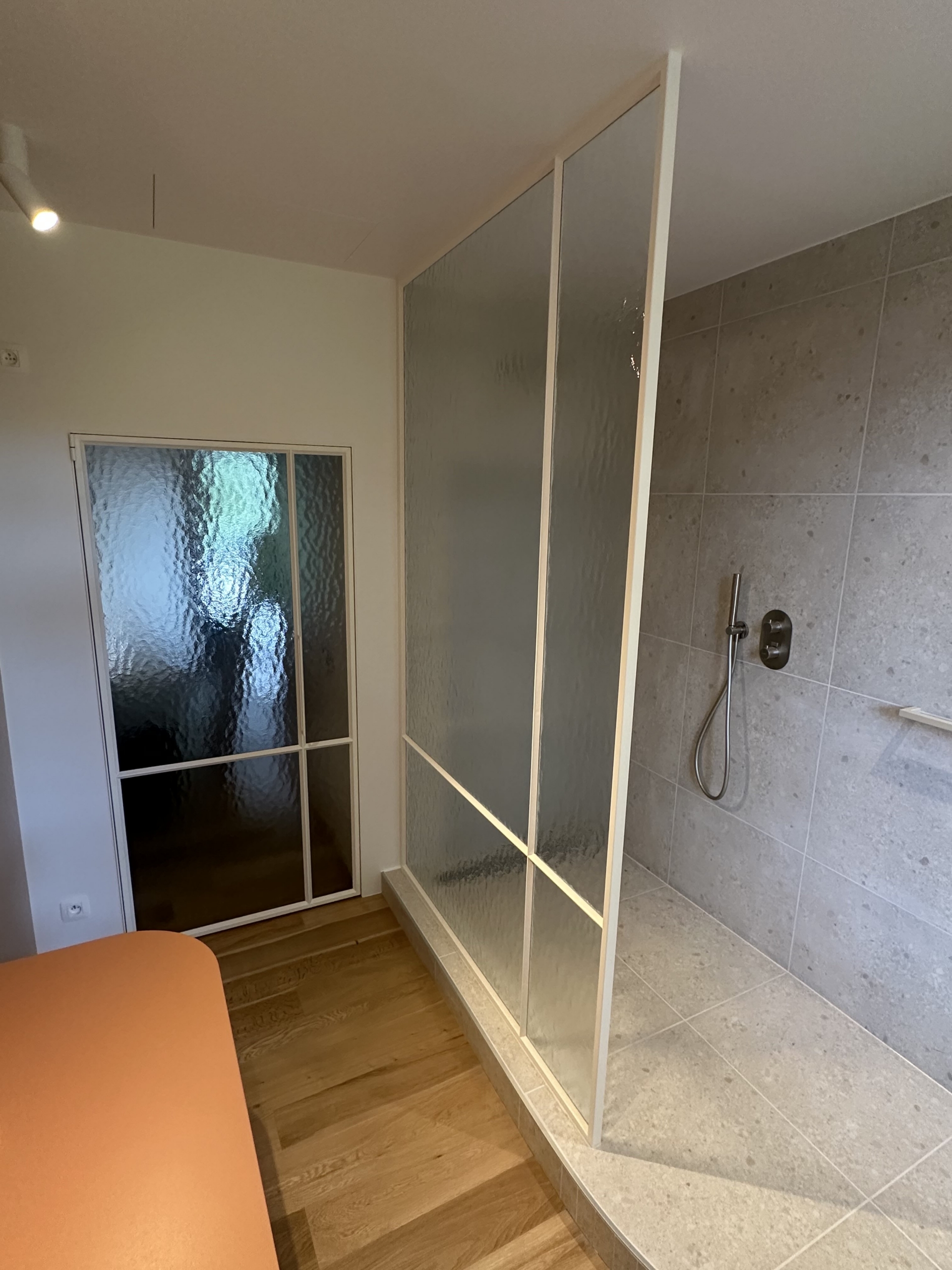 Binnendeuren_Inspiratie 1 Stalen douchewand met kathedraalglas